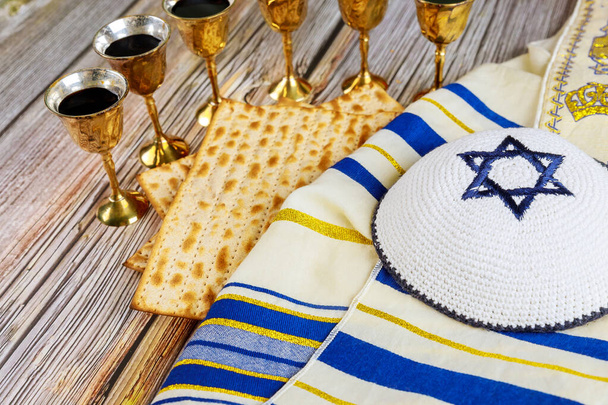 Pessach-Fest, Matza ungesäuertes Brot und sechs Tassen koscheren Wein, jüdisch - Foto, Bild