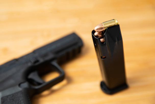 Pistolets et munitions utilisés pour la protection de la maison
 - Photo, image
