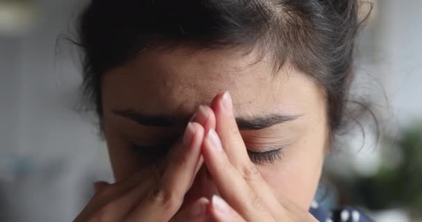 Gros plan épuisé frustré jeune femme indienne souffrant de migraine
. - Séquence, vidéo