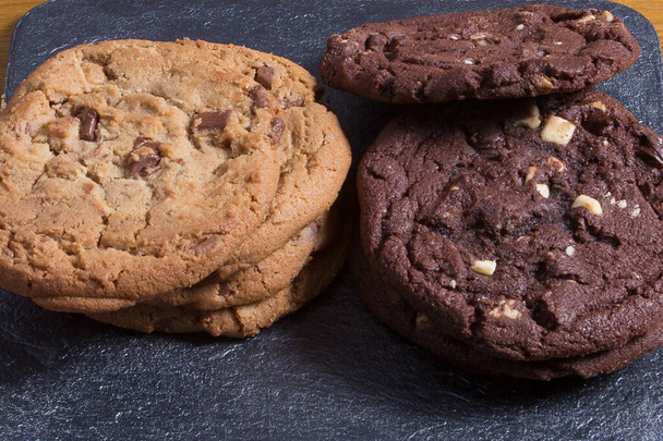 Cookies aux pépites de chocolat frais une table en pierre
. - Photo, image