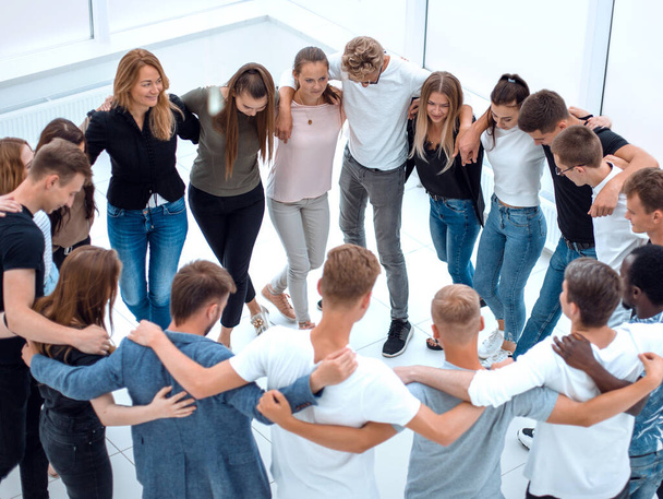 group of casual young people standing in a circle - Foto, immagini