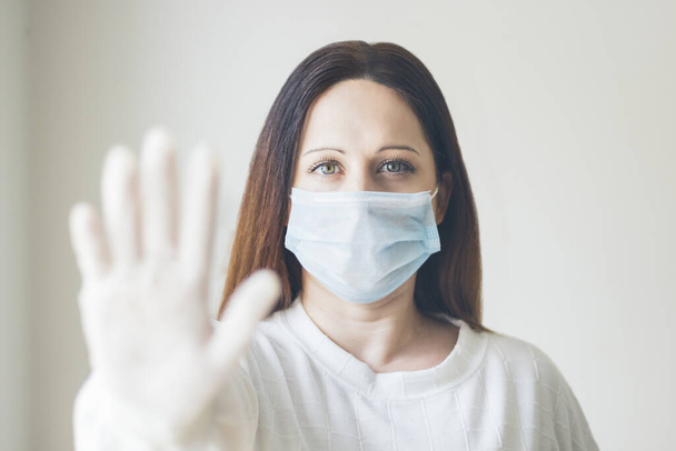 Молода коричнево-волохата жінка, захищена медичною маскою та латексними рукавичками, COVID-19, коронавірус, селективний фокус
 - Фото, зображення