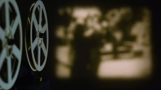 Il proiettore cinematografico mostra un film in tono seppia in formato super 8 in una stanza buia
. - Filmati, video