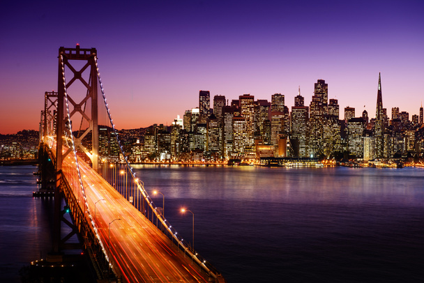 Skyline de San Francisco et Bay Bridge au coucher du soleil, Californie
 - Photo, image