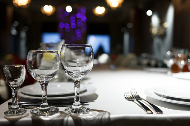 Wineglass i inne sztućce na świątecznym stole restarAunt - Zdjęcie, obraz
