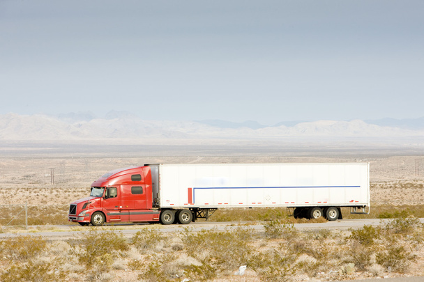Camion on road, Nevada, Stati Uniti
 - Foto, immagini
