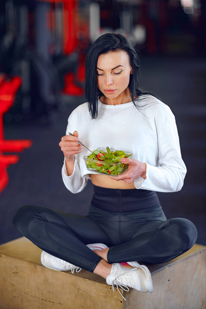 sport woman eating salad - Foto, imagen