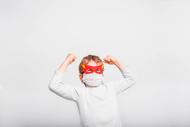 Junge mit Krankenhausmaske, Virus-krank, als Superheld verkleidet, Konzept der Stärke und Hoffnung. - Foto, Bild