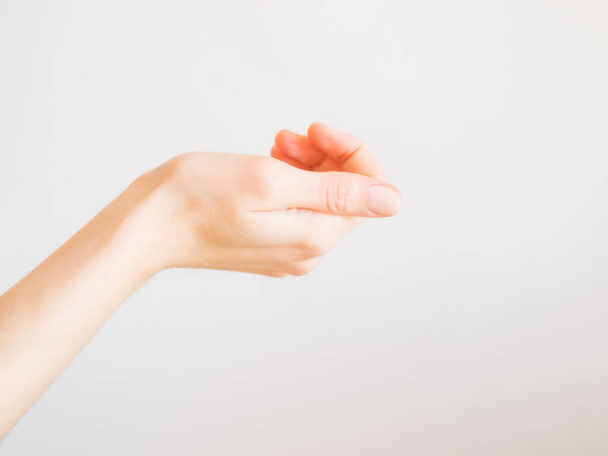 Mooie vrouwelijke hand met naakte manicure - Foto, afbeelding
