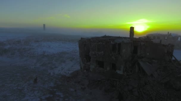 Ein Mann geht durch die Ruinen - Filmmaterial, Video