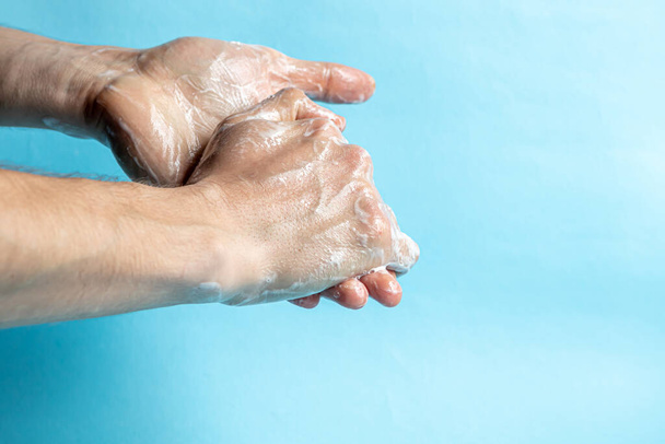 Un hombre se lava las manos con jabón y usa un antiséptico para limpiarse y desinfectarse las manos. Prevención de Virus, Coronovirus. Concepto de higiene detalle de la mano. Pureza
. - Foto, Imagen