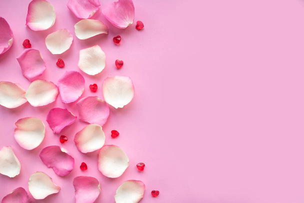 Petali rosa e bianco su sfondo rosa. Concetto di San Valentino
 - Foto, immagini