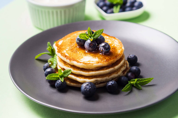 Stack of home made pancakes with fresh berries - Φωτογραφία, εικόνα