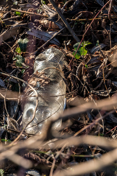 Plastikmüll mitten in der Natur weggeworfen - Foto, Bild