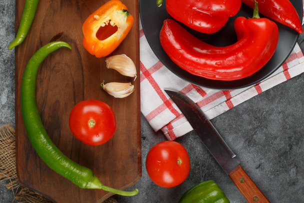 Chilies, tomaten en knoflook. Bovenaanzicht. - Foto, afbeelding