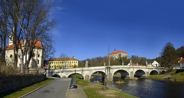 Staatsschloss, Barockbrücke und der Fluss Oslava, Namest nad Oslavou, Tschechische Republik - Foto, Bild