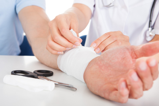 Doctor Bandaging Patient - Foto, Imagem