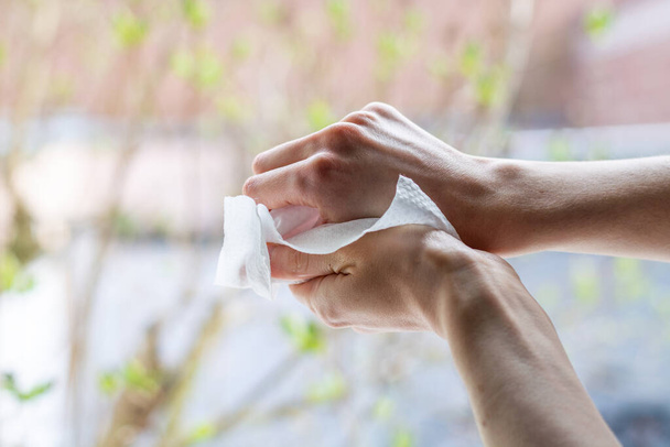 Desinfectar las manos con toallitas húmedas de desinfección de cerca
 - Foto, imagen