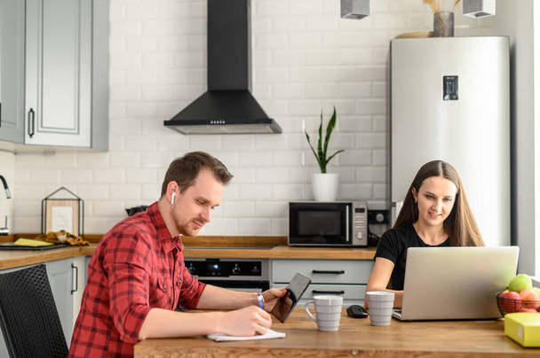 A married couple of freelancers work from home - Foto, imagen