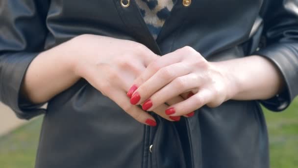 Zblízka ruce. žena sundá snubní prsten, zatímco stojí na ulici - Záběry, video
