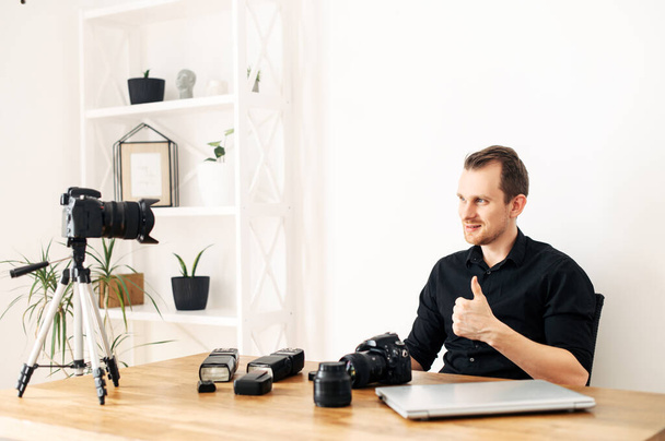 Blogger guy records photo tutorial, video review - Valokuva, kuva