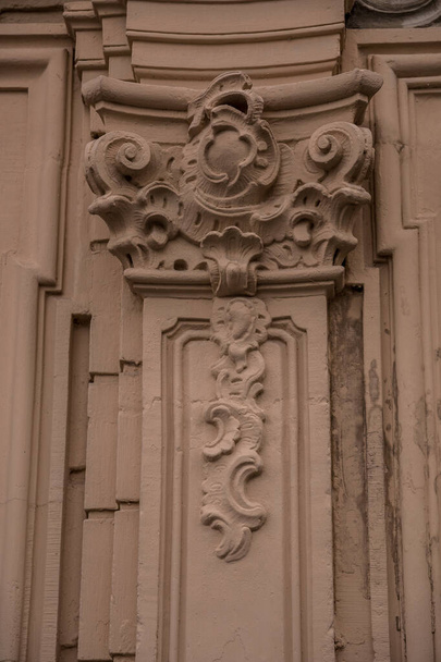 Escudo de armas de un antiguo edificio histórico
 - Foto, Imagen