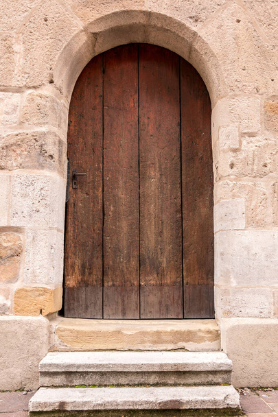 Старая деревянная дверь старого исторического здания
 - Фото, изображение
