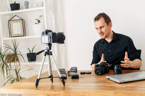 Blogger guy records photo tutorial, video review - Foto, immagini