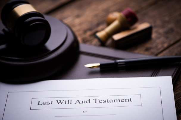Last Will en testament document op houten tafel close-up - Foto, afbeelding