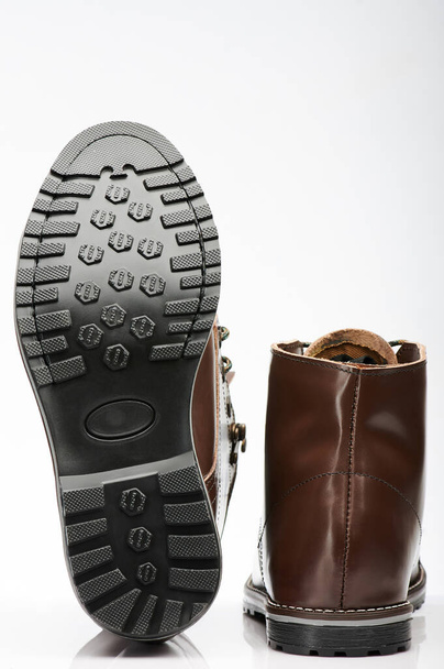 Chaussures en cuir brun foncé brillant vue arrière et semelle isolée
 - Photo, image