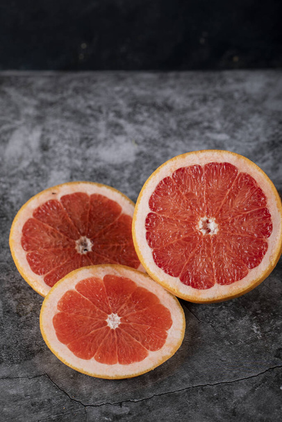 Saftige frische Grapefruit auf Marmor geschnitten. Ansicht von oben - Foto, Bild