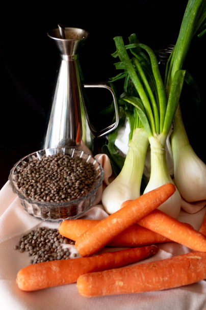 натюрморт с продуктами из полевой чечевицы, лука, моркови и хорошего оливкового масла
 - Фото, изображение