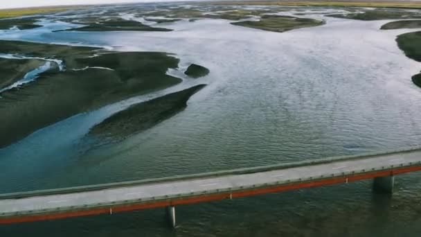 Survolant un viaduc vide en Islande. Drone aérien tiré de l'autoroute vide. Pont en béton vide
. - Séquence, vidéo