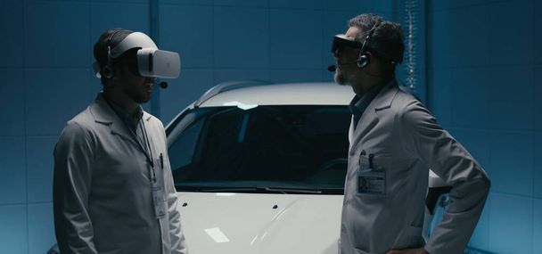 Ingenieurs met VR-bril in testkamer - Foto, afbeelding
