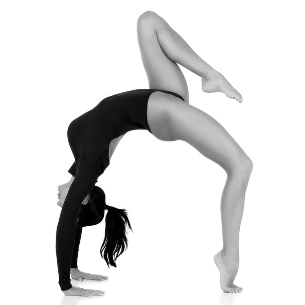 Mujer delgada practicando yoga, aislada sobre fondo blanco - Foto, Imagen