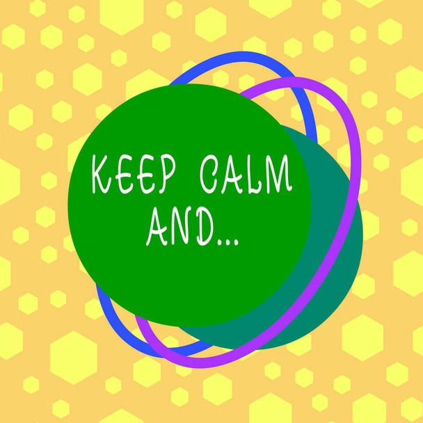 Znak tekstowy pokazujący Keep Calm And. Konceptualny plakat motywacyjny do zdjęć wyprodukowany przez rząd brytyjski Asymetryczny nierównomierny wzór szablonu obiektu zarys wielobarwny. - Zdjęcie, obraz