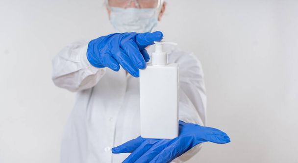 Desinfectante y jabón líquido en las manos de una mujer. Desinfección del viruse
 - Foto, imagen