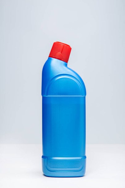 Bottiglia detergente WC. contenitore di plastica blu
 - Foto, immagini