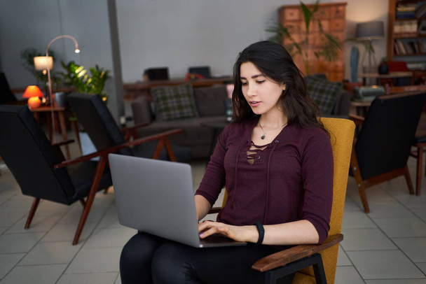 Feliz mujer de negocios exitosa trabajando en el ordenador portátil en el lugar de co-trabajo, sonriente empresaria usando el ordenador portátil en la cafetería
 - Foto, imagen