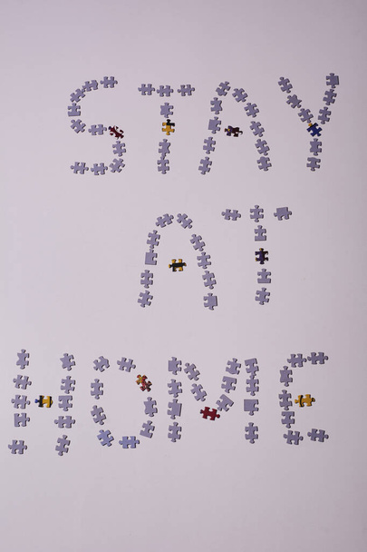Puzzleteile auf weißem Hintergrund, Covid-19, Zu Hause bleiben - Foto, Bild