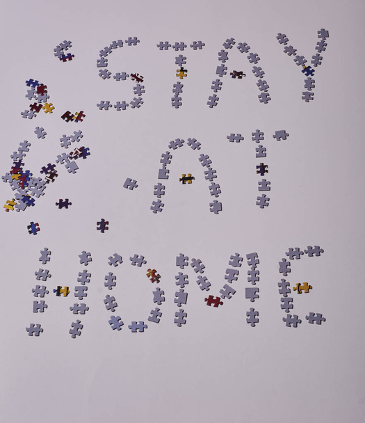 Puzzle pièces sur fond blanc, Covid-19, Rester à la maison
 - Photo, image