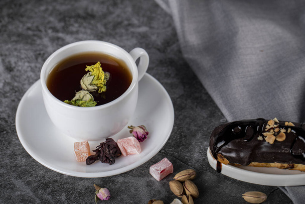 Kuppi teetä turkkilaisen lokumin ja suklaakuoren kera. ylhäältä
 - Valokuva, kuva