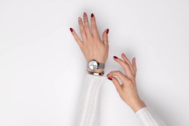 Piękne ręce kobiet z różowym manicure w minimalnym stylu. Letni wiosenny projekt paznokci. Moda akcesoria srebrna biżuteria koncepcja produktu  - Zdjęcie, obraz