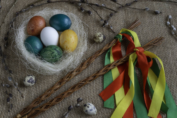 Чешский стержень с разноцветными пасхальными яйцами
  - Фото, изображение