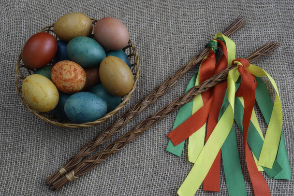 Tsjechische staaf met verschillend gekleurde paaseieren  - Foto, afbeelding