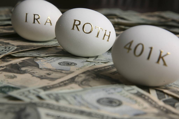 Koncepcja pieniądza i gniazda jaj na emeryturę, oszczędności i planowanie finansowe - Zdjęcie, obraz