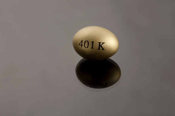 Conceito de dinheiro e ovos de ninho para aposentadoria, economia e planejamento financeiro
 - Foto, Imagem