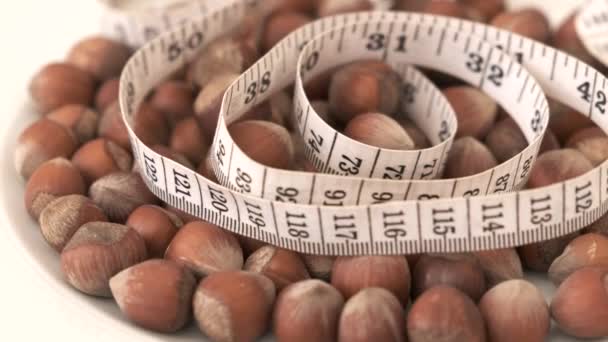 noten eten maakt gewichtstoename, calorierijk voedsel, noten en obesitas, noten en tape meten meer dan 360 graden roterende standaard, - Video