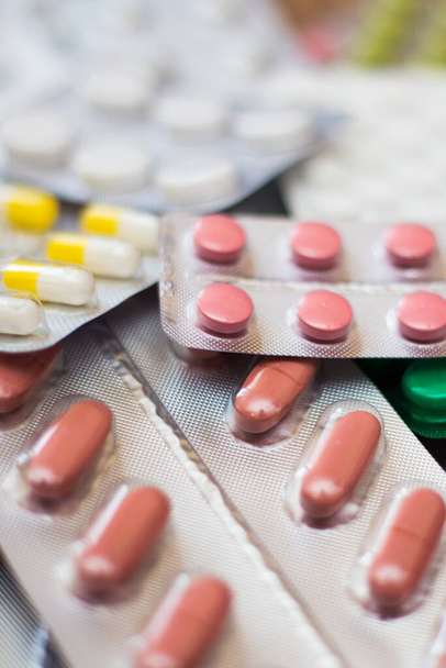 Hromada mnohobarevných pilulek leží na - Fotografie, Obrázek