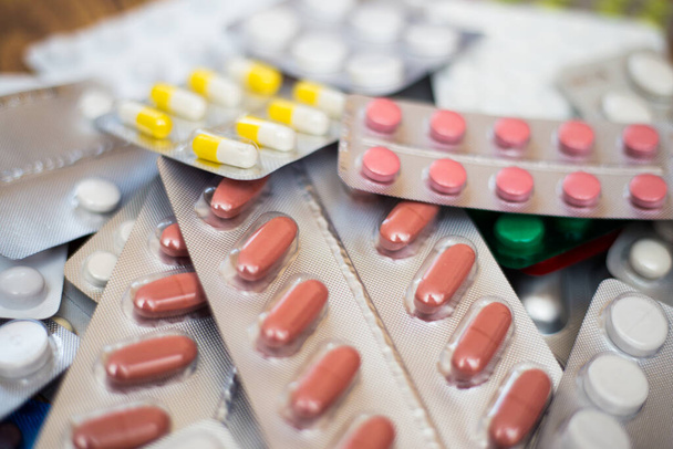 Una pila de píldoras multicolores se encuentran uno en
 - Foto, Imagen